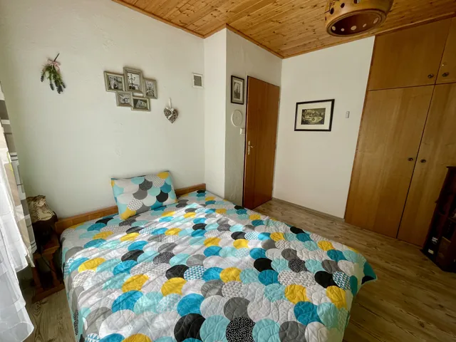 Double bed in the ground-floor bedroom