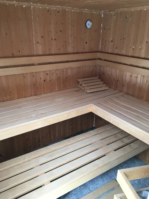 Holzbänke in der Sauna