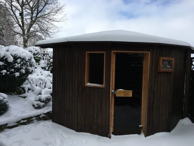 Sauna im verschneiten Garten