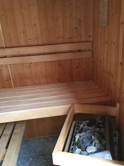 Saunainnenraum mit Saunaofen
